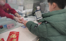 Con trai 10 tuổi kiện cha vì lấy 80.000 tệ tiền lì xì đi cưới vợ mới, bất ngờ với phán quyết của tòa án