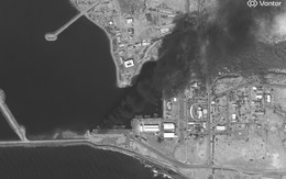 Chiến hạm Iran bốc cháy sau khi bị trúng đạn trong cảng