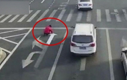 Thấy nút giao ùn tắc, người đàn ông tự mang sơn ra vẽ thêm vạch kẻ đường: Công an ập đến phạt hơn 3,8 triệu đồng
