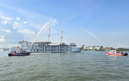 Cảnh tượng trên vịnh Hạ Long khiến nhiều người bất ngờ, nhận xét: "Chưa từng thấy bao giờ"