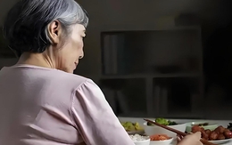 57 tuổi sống chung với bạn trai, mỗi tháng trả 3,5 triệu tiền sinh hoạt: Tôi nhận ra mình đang “trả tiền để làm giúp việc”