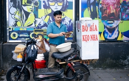 Clip: Đi tìm anh bán bò bía bí ẩn nhất Việt Nam, tiết lộ lý do mắt "đảo như lạc rang" khi bán hàng