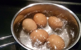 Luộc trứng đừng chỉ cho nước: Thêm 1 thìa này vào, bóc vỏ trơn tuồn tuột mà không bị nứt