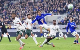 Everton gia nhập cuộc đua Champions League