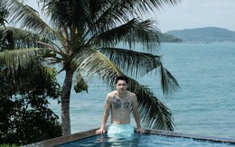 Đình Bắc khoe body 6 múi, đi đá bóng mà trắng phát sáng