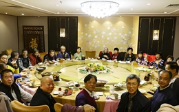 Đi họp lớp, bạn bè khoe làm giám đốc, trưởng phòng, tôi nói mình làm shipper: Về đến nhà, nhận được tin nhắn khó có thể quên