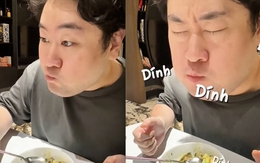 Khách Hàn không ngờ trước cách ăn chuối của người Việt Nam