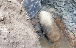 Phát hiện quả bom nặng 350 kg còn nguyên kíp nổ khi đào móng xây nhà