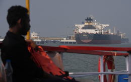 Một hãng tàu trả Iran hơn 52 tỷ đồng để đi qua eo biển Hormuz an toàn: Giao dịch bằng cách nào?