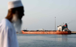 Chưa từng có: Một tàu "bị tháo dỡ" từ nhiều năm trước vừa 'trót lọt' đi qua Eo biển Hormuz, không ai biết đang chở dầu hay khí đốt