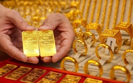 Cầm 2 cây vàng, ngày ngày "thấp thỏm" canh bảng giá: Nhiều người “đứng ngồi không yên” khi vàng giảm tới 10 triệu đồng/lượng sau 1 tuần