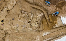 Xây ký túc xá, lộ ra 3 ngôi mộ cổ chứa “vật thể lạ”