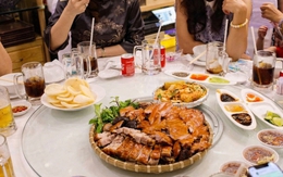 Chiếc hóa đơn tinh tế lại thành vô duyên, cô gái "chạy mất dép" sau màn thể hiện "độ giàu" của mẹ chồng tương lai