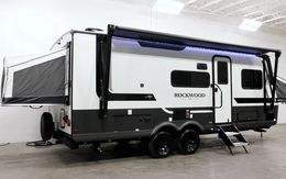 Nhà di động ở được tới 10 người, giá ngang Mazda CX-5: Bên trong có gì?