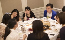 Đi họp lớp, bạn bè khoe mua nhà 17 tỷ đồng, ở biệt thự 300m², tôi nói đang thuê trọ: Về nhà nhận được tin nhắn đáng chú ý