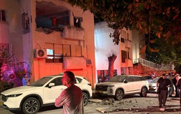 Iran tấn công tên lửa khắp Israel, nói "bất ngờ mới" còn ở phía trước