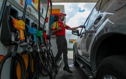 Giá xăng tại nước láng giềng Việt Nam lên sát 50.000 đồng/lít, hơn 400 cây xăng buộc phải đóng cửa