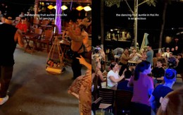 Khách Tây không ngại hình tượng, thay nhau giúp đỡ người bán hàng rong tại Hội An