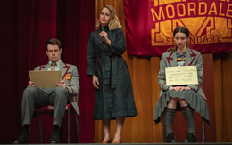 Xem phim Sex Education, tôi xấu hổ cách dạy con lệch lạc của mình: Nó khiến con tôi ám ảnh tâm lý!