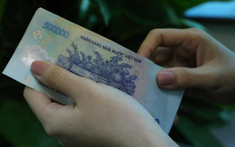 Người mẹ từng biến mất suốt tuổi thơ nay lại quay về, vin vào những khổ sở trong quá khứ để liên tục xin tiền vợ tôi