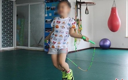 Bé gái 8 tuổi có kinh nguyệt sau 1 năm nhảy dây, bác sĩ cảnh báo: Chiều cao gần như "chốt sổ", mẹ hối hận muộn màng