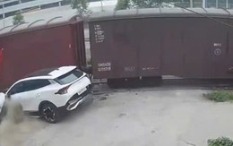 VIDEO: Tàu hỏa tông xe ô tô con tại lối đi tự mở