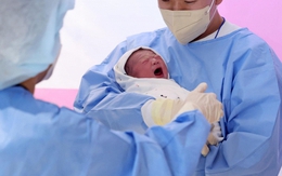 Cậu bé vừa chào đời đã được gọi là "phép màu", cả làng treo băng rôn ăn mừng vì lý do không ngờ