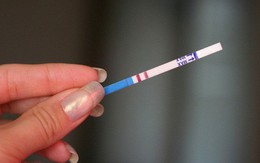 "Trót dại" với chồng một lần vào dịp Tết mà giờ que thử thai 2 vạch, quay sang nhìn chồng, tôi lại thấy bàng hoàng