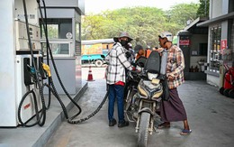 Người đi xe máy tại nước ASEAN này chỉ được mua 8 lít xăng mỗi tuần