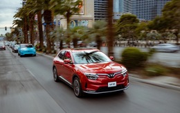 Xăng dầu đắt đỏ, người dân toàn cầu tăng tốc chuyển sang xe điện