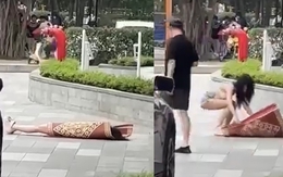 Clip hot girl có hành động khó hiểu, nằm đắp chiếu giữa sảnh chung cư đông người