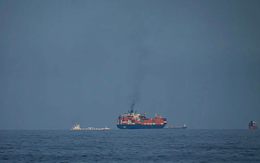 Đang vượt Eo biển Hormuz, 2 tàu chở hàng của một 'quốc gia thân thiện' với Iran bất ngờ quay đầu không thể di chuyển tiếp