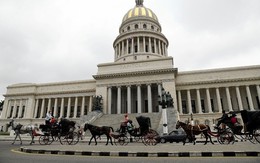 Cạn sạch xăng, đường phố Cuba xuất hiện cảnh như 'xuyên không': Người dân phải dùng thứ tưởng đã lỗi thời