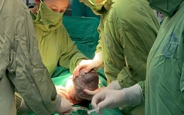 Em bé sinh ra với "đôi cánh nhỏ" trên lưng: Mẹ ơi! Con đến với mẹ rồi đây!