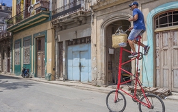 Cạn xăng triền miên, đường phố Cuba như 'xuyên không' khi phương tiện tưởng đã biến mất đồng loạt trở lại