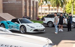 Sinh viên phố núi trầm trồ trước dàn xe của ông Đặng Lê Nguyên Vũ: ‘Đây là lần đầu em được sờ siêu xe Ferrari ngoài đời’