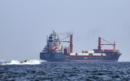 Mỹ - Israel tung đòn tập kích thành phố cảng Iran gần eo biển Hormuz