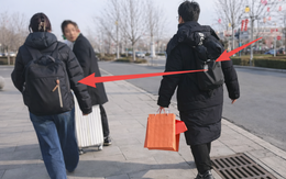 Cô gái đeo balo đen về ra mắt nhà bạn trai, dân mạng soi logo rồi phán: "Lương ít nhất tiền tỷ"