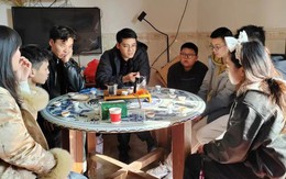 Đi làm về thì thấy cả nhà anh chồng chị dâu dắt díu nhau xin ở nhờ, tình cảnh tréo ngoe đến mức tôi bất lực