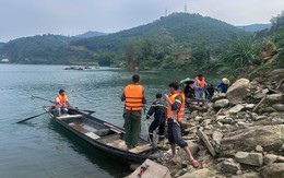 Hiện trường trắng đêm tìm kiếm đôi vợ chồng mất tích giữa lòng hồ thủy điện: Con trai may mắn sống sót