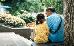 Sau tuổi 50, tôi nghỉ làm trông cháu 13 năm và trả giá bằng chính tuổi già của mình