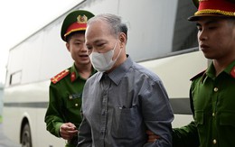 Hình ảnh cựu Thứ trưởng Hoàng Văn Thắng bị dẫn giải đến tòa