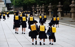 Tại sao phụ huynh Nhật Bản thường để con tự đi bộ đi học thay vì đưa đón?