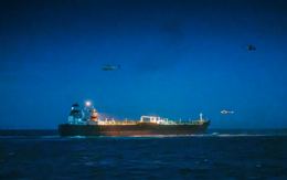 Đang di chuyển bất ngờ bị chặn bắt, phát hiện 45 lỗi vi phạm, tàu chở dầu nghi của Nga phải nộp 12 triệu USD mới được thả