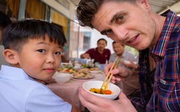 Tự tin khen con bạn bằng tiếng Việt nhưng nhầm 1 chữ, anh Tây khiến cả phòng khách nhà bạn im phăng phắc