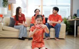 Bé gái 10 tuổi dùng tiền lì xì mua được 8 chỉ vàng trong 3 năm, vì sợ cha mẹ tiêu hết: Dân mạng rần rần “xin vía”