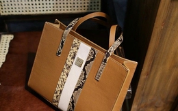 Con trai đưa bạn gái về ra mắt, nhìn chiếc túi cô bé mang theo tôi biết ngay gia đình nó không hề đơn giản