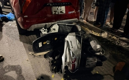 Hiện trường vụ ô tô 4 chỗ tông liên hoàn ở Hà Nội khiến nhiều người bị thương, xe máy nằm la liệt