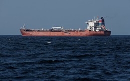 Tránh 'tên bay đạn lạc' vì xung đột Mỹ-Israel và Iran, nhiều tàu dùng chiêu 'độc' để vượt eo biển Hormuz