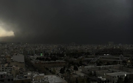 Israel tập kích kho dầu Iran, 'mưa đen' kỳ lạ trút xuống Tehran